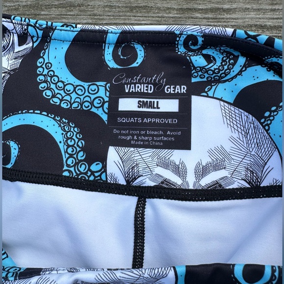 CVG Capri Leggings ✨✨ Kracken 🐙 ☠️ Size Small - Picture 2 of 2